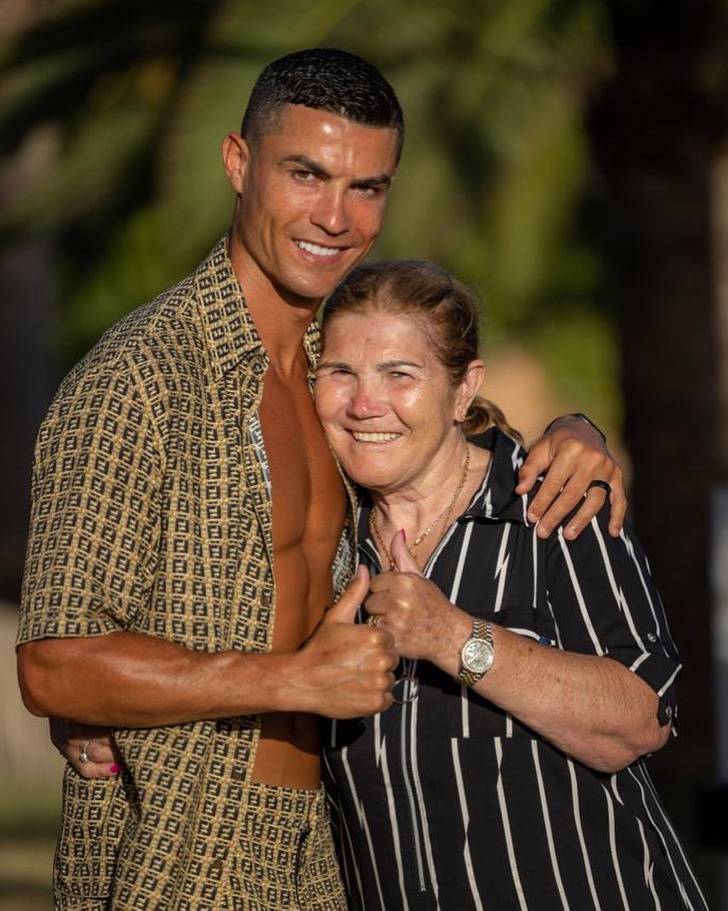 Nyina wa Cristiano Ronaldo yavuze agahinda yatewe n'icyemezo cy'umuhungu we 