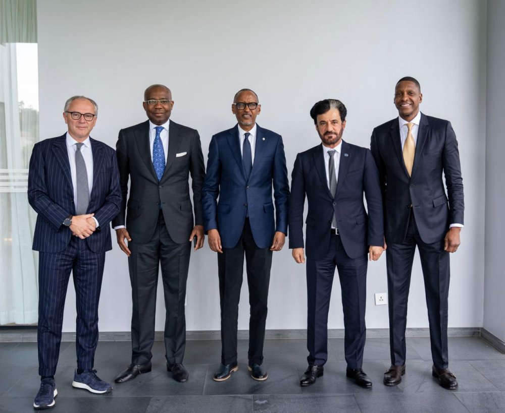 Perezida kagame na Madam Jeannette Kagame bakiriye ku meza abayaobozi ba  Formula1