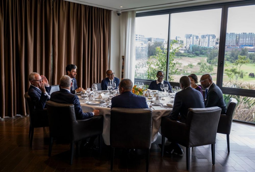 H.E  Paul KAGAME aganira n'abayobozi 